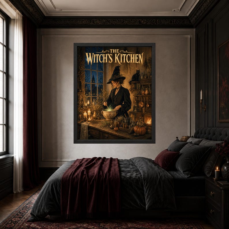 Może przedstawiać: Oprawiony wydruk artystyczny zatytułowany THE WITCH'S KITCHEN przedstawiający osobę w czarnej szacie i spiczastym kapeluszu mieszającą świecący kociołek w słabo oświetlonym pokoju ze świecami, ziołami, dyniami i czarnym kotem na p&oacute;łce przy oknie.