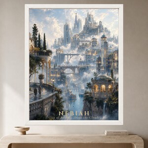 Pu&ograve; includere: Una stampa artistica da parete incorniciata che raffigura una citt&agrave; fantastica con alte torri, ponti in pietra e vegetazione lussureggiante tra le nuvole. Il testo NEBIAH City of Bridges Above the Clouds &egrave; stampato in basso in carattere dorato.