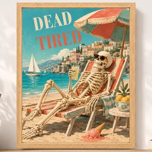 Pu&ograve; includere: Una stampa artistica incorniciata raffigurante uno scheletro con occhiali da sole, sdraiato su una sedia a sdraio sotto un ombrellone a righe. Lo scheletro tiene in mano una bevanda gialla. Il testo DEAD TIRED &egrave; stampato nel cielo sopra una citt&agrave; costiera, una barca a vela e un cono gelato sciolto sulla sabbia.