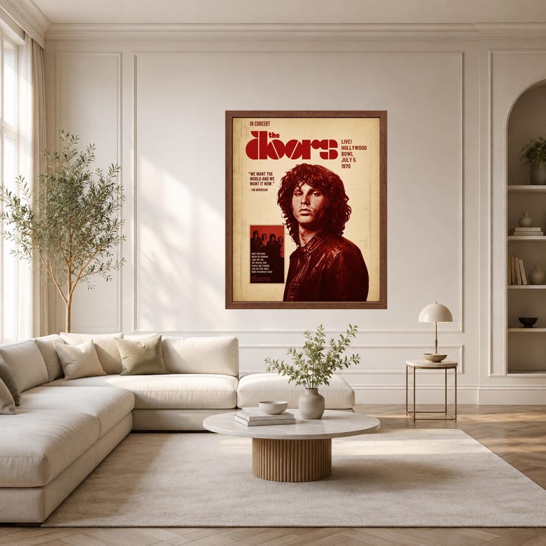 Pu&ograve; includere: Un poster da concerto incorniciato dei The Doors con un ritratto di Jim Morrison in toni di rosso su sfondo crema. Il testo recita: In Concert, The Doors, Live! Hollywood Bowl July 5 1970, e We want the world and we want it now.