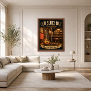 Op de afbeelding: Een ingelijste wandkunstprint getiteld Old Blues Bar Live Tonight met een elektrische gitaar, een microfoonstandaard en een bar-interieur met de tekst Good Blues Good Souls en Where the Night Sings Blue.