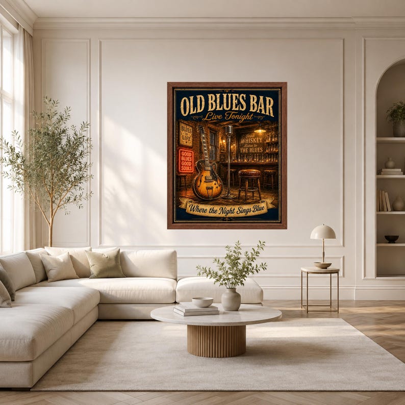 Op de afbeelding: Een ingelijste wandkunstprint getiteld Old Blues Bar Live Tonight met een elektrische gitaar, een microfoonstandaard en een bar-interieur met de tekst Good Blues Good Souls en Where the Night Sings Blue.