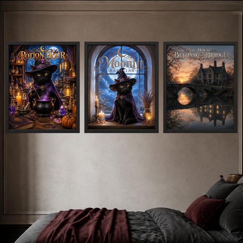 K&ouml;nnte beinhalten: Ein Set aus drei gerahmten Wandbildern. Das linke Bild zeigt eine schwarze Katze mit Hexenhut und dem Text Potion Hour. Das mittlere Bild zeigt eine schwarze Katze mit dem Text Moonlit Familiar. Das rechte Bild zeigt ein Haus an einer Br&uuml;cke mit dem Text The House Beyond the Bridge.