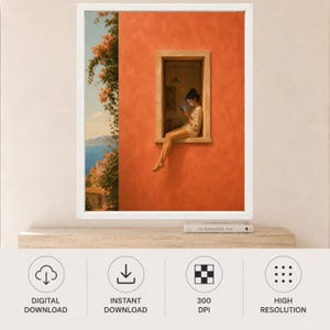 K&ouml;nnte beinhalten: Ein gerahmter Wandkunstdruck, der eine Person zeigt, die im Fensterrahmen eines leuchtend orangefarbenen Geb&auml;udes sitzt und auf ein Mobilger&auml;t schaut. Die Szene umfasst den Blick auf eine K&uuml;stenstadt mit blauem Wasser und gr&uuml;nem Blattwerk.