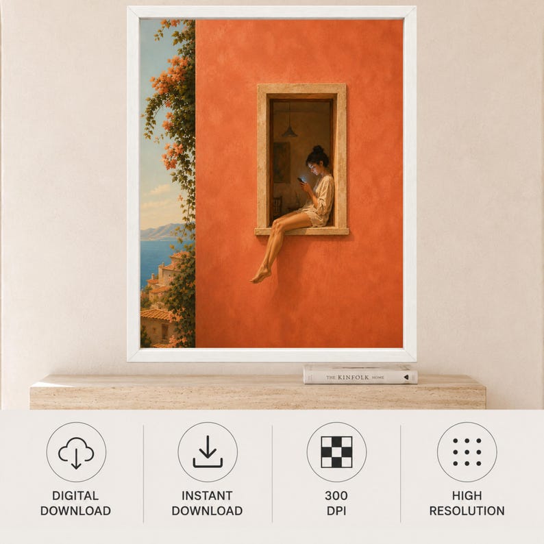 K&ouml;nnte beinhalten: Ein gerahmter Wandkunstdruck, der eine Person zeigt, die im Fensterrahmen eines leuchtend orangefarbenen Geb&auml;udes sitzt und auf ein Mobilger&auml;t schaut. Die Szene umfasst den Blick auf eine K&uuml;stenstadt mit blauem Wasser und gr&uuml;nem Blattwerk.