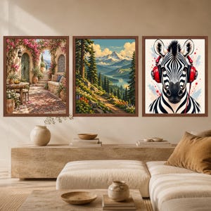 Pode incluir: Tr&ecirc;s quadros emoldurados dispostos em linha. O quadro da esquerda mostra um p&aacute;tio mediterr&acirc;nico com flores cor-de-rosa e arcos de pedra. O central retrata uma paisagem montanhosa com pinheiros e um lago. O da direita mostra uma zebra com auscultadores vermelhos.
