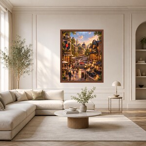 Pu&ograve; includere: Una stampa d'arte da parete incorniciata che raffigura una vivace piazza cittadina al tramonto. La scena presenta una fontana centrale, una grande insegna a forma di disco in vinile su un edificio, lampioni, pedoni e un'auto d'epoca.