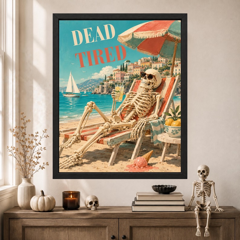 Pu&ograve; includere: Una stampa artistica incorniciata intitolata DEAD TIRED che raffigura uno scheletro con occhiali da sole, sdraiato su una sedia a sdraio sotto un ombrellone a righe. La scena include una barca a vela, una citt&agrave; costiera, una bevanda e un gelato.