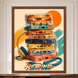 Puede incluir: Una impresi&oacute;n art&iacute;stica enmarcada que muestra una pila de siete casetes coloridos y unos auriculares. Los casetes presentan varios dise&ntilde;os art&iacute;sticos que incluyen palmeras, flores, olas y una luna creciente. El texto REWIND aparece en la parte inferior.
