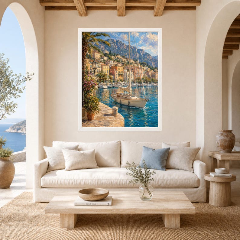 Puede incluir: Una impresi&oacute;n art&iacute;stica enmarcada que representa una escena costera mediterr&aacute;nea con un velero blanco amarrado en aguas azules. El fondo muestra una ciudad en la ladera con edificios coloridos, &aacute;rboles verdes y monta&ntilde;as bajo un cielo brillante.
