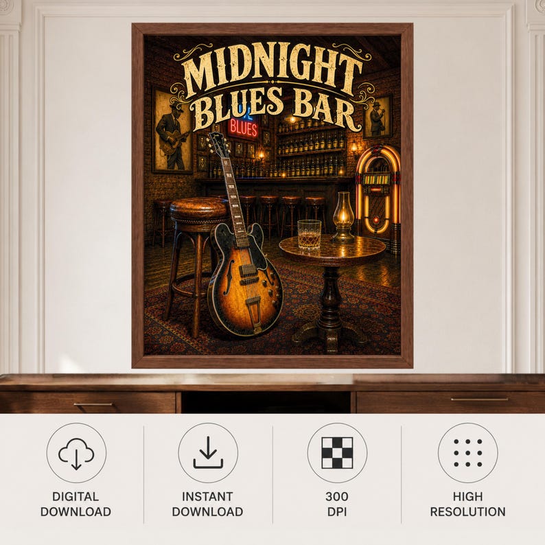 Puede incluir: Una impresi&oacute;n art&iacute;stica enmarcada titulada MIDNIGHT BLUES BAR que muestra una guitarra el&eacute;ctrica de cuerpo hueco apoyada contra un taburete de madera en un bar oscuro, con una gramola, un vaso de whisky en una mesa peque&ntilde;a y estantes de botellas.