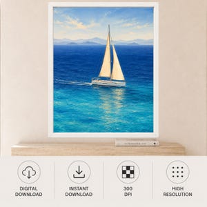 Peut inclure: Une impression num&eacute;rique encadr&eacute;e repr&eacute;sentant un voilier blanc aux voiles beiges naviguant sur des eaux oc&eacute;aniques bleu vif sous un ciel p&acirc;le avec des montagnes lointaines. L'&oelig;uvre est pr&eacute;sent&eacute;e dans un cadre blanc sur une surface en bois.