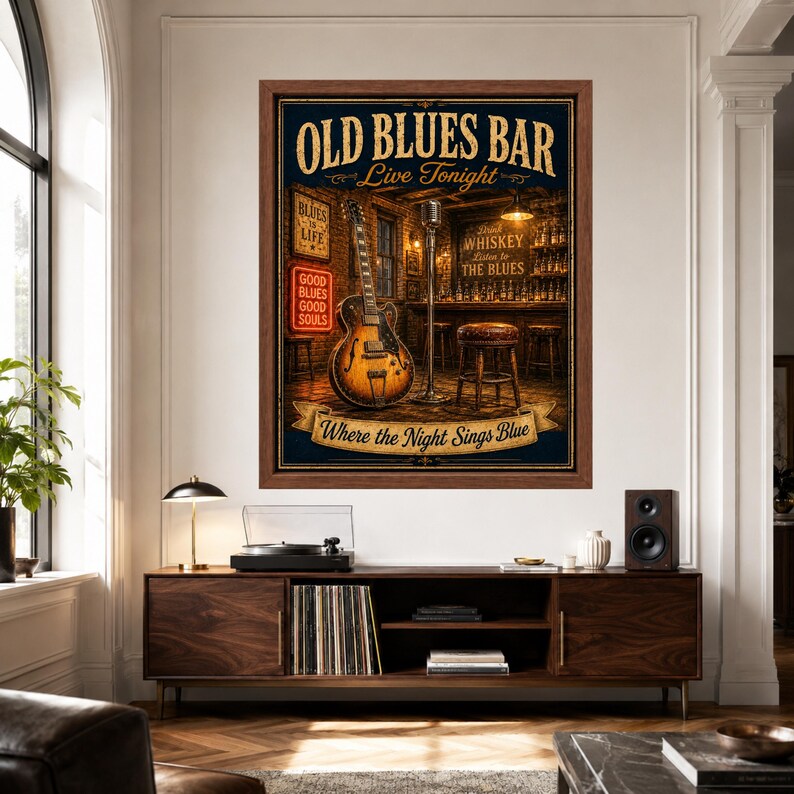Op de afbeelding: Een ingelijste kunstdruk getiteld OLD BLUES BAR Live Tonight, met een elektrische gitaar, een microfoon op een standaard en een barkruk. De tekst luidt Drink Whiskey Listen to the Blues en Where the Night Sings Blue.