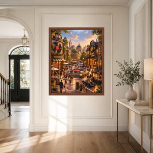Pu&ograve; includere: Una stampa d'arte incorniciata che raffigura una vivace piazza cittadina al tramonto. La scena presenta una fontana centrale, edifici in stile vintage con insegne con scritto Records e Record Store, un'auto d'epoca e persone che camminano.