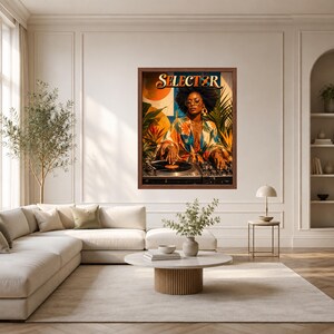Puede incluir: Una impresi&oacute;n de arte mural enmarcada que muestra a una persona con peinado afro y ropa floral en tonos naranja, detr&aacute;s de un tocadiscos de DJ. La palabra SELECTOR est&aacute; impresa en una fuente naranja estilizada sobre un fondo tropical.
