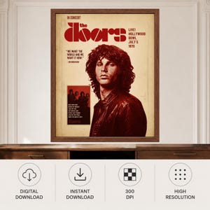 Pu&ograve; includere: Un poster incorniciato con un ritratto di Jim Morrison in toni rosso scuro. Il testo recita The Doors, Live! Hollywood Bowl July 5 1970, e include una citazione di Jim Morrison. Un riquadro pi&ugrave; piccolo mostra i membri della band e i titoli.