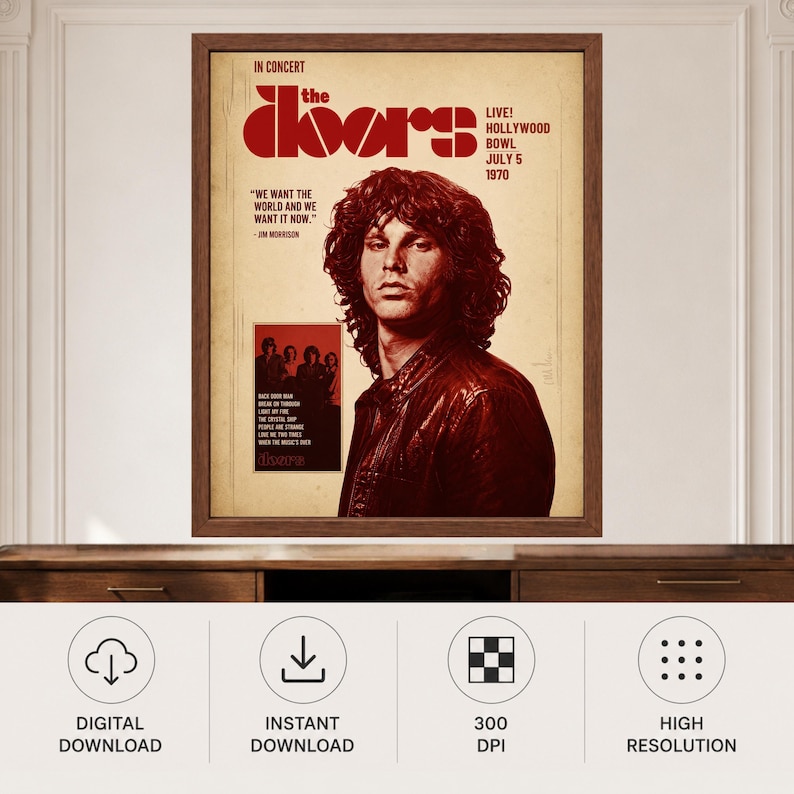 Pu&ograve; includere: Un poster incorniciato con un ritratto di Jim Morrison in toni rosso scuro. Il testo recita The Doors, Live! Hollywood Bowl July 5 1970, e include una citazione di Jim Morrison. Un riquadro pi&ugrave; piccolo mostra i membri della band e i titoli.