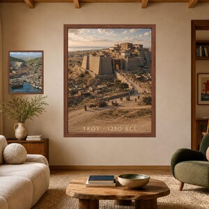 Puede incluir: Dos l&aacute;minas de pared enmarcadas con reconstrucciones hist&oacute;ricas. La l&aacute;mina m&aacute;s grande representa la antigua ciudad de Troya con el texto TROY 1250 BCE. La m&aacute;s peque&ntilde;a muestra la antigua ciudad de &Eacute;feso con el texto EPHESUS 150 CE.