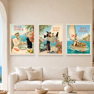Puede incluir: Un conjunto de tres l&aacute;minas de arte mural enmarcadas con ilustraciones de estilo vintage. La l&aacute;mina izquierda muestra un esqueleto con traje y un gato negro con el texto BONE TO PICK. La central muestra una bruja y un esqueleto con el texto WITCH WAY. La derecha muestra un esqueleto navegando con el texto BONE VOYAGE.