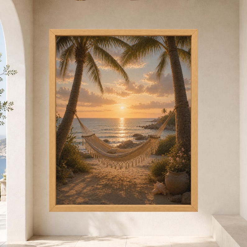 Puede incluir: Una impresi&oacute;n de arte mural enmarcada que representa una escena de playa al atardecer con una hamaca de macram&eacute; beige suspendida entre dos palmeras. El horizonte del oc&eacute;ano es visible con luz dorada reflejada en el agua y la arena.