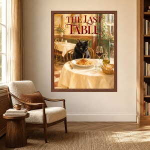 Pu&ograve; includere: Una stampa d'arte incorniciata intitolata THE LAST TABLE che raffigura un gatto nero seduto a un tavolo da ristorante mentre mangia un piatto di spaghetti. La scena include un bicchiere di vino rosso, una caraffa d'olio e del pane su una tovaglia.