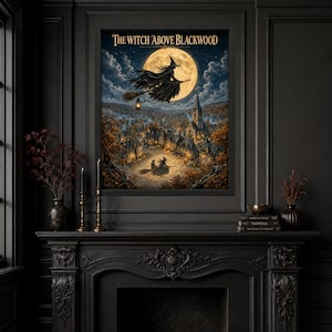 K&ouml;nnte beinhalten: Ein rechteckiger Wandkunstdruck mit dem Titel THE WITCH ABOVE BLACKWOOD, der eine Hexe auf einem Besen vor einem gro&szlig;en Vollmond &uuml;ber einem Dorf zeigt. Die Szene umfasst eine zweite Hexe am Boden, dunkle Wolken und herbstliche B&auml;ume.