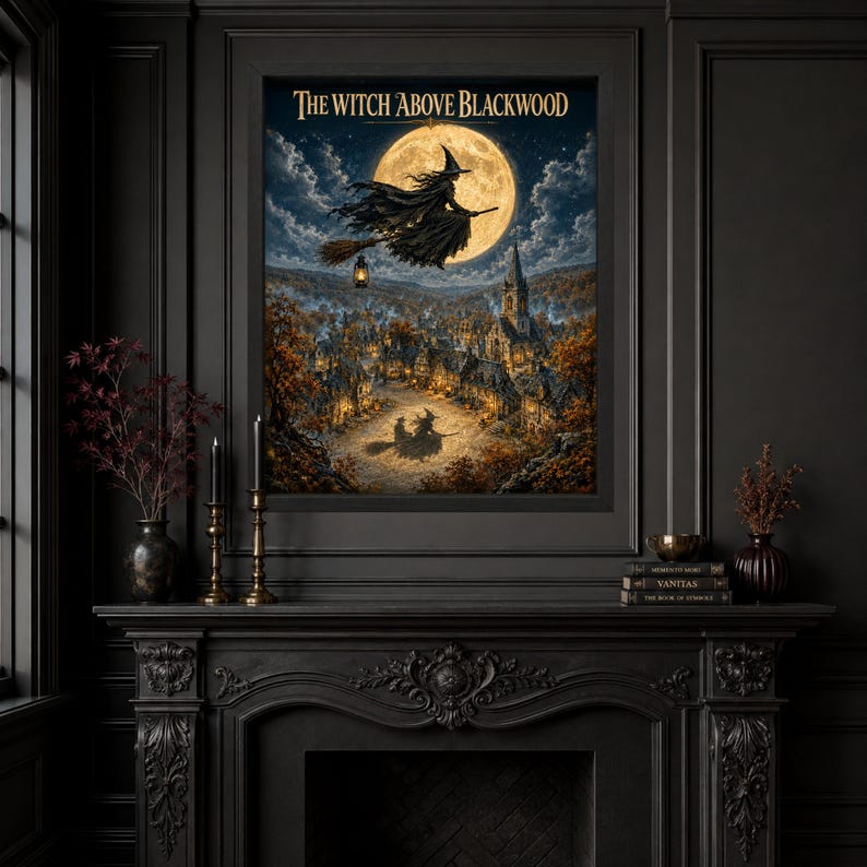 K&ouml;nnte beinhalten: Ein rechteckiger Wandkunstdruck mit dem Titel THE WITCH ABOVE BLACKWOOD, der eine Hexe auf einem Besen vor einem gro&szlig;en Vollmond &uuml;ber einem Dorf zeigt. Die Szene umfasst eine zweite Hexe am Boden, dunkle Wolken und herbstliche B&auml;ume.