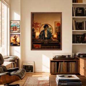 Puede incluir: Una impresi&oacute;n de arte mural enmarcada que representa a una persona con una t&uacute;nica azul estampada operando un equipo de DJ. La escena incluye una ventana circular, un bons&aacute;i e iluminaci&oacute;n c&aacute;lida. Dos l&aacute;minas m&aacute;s peque&ntilde;as cuelgan en la pared izquierda.