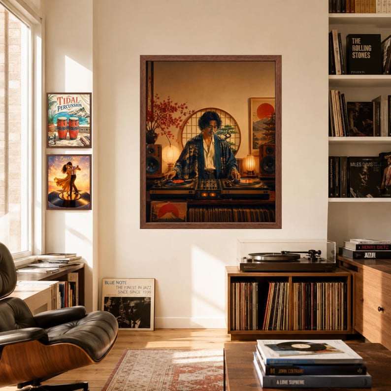 Puede incluir: Una impresi&oacute;n de arte mural enmarcada que representa a una persona con una t&uacute;nica azul estampada operando un equipo de DJ. La escena incluye una ventana circular, un bons&aacute;i e iluminaci&oacute;n c&aacute;lida. Dos l&aacute;minas m&aacute;s peque&ntilde;as cuelgan en la pared izquierda.