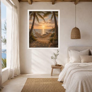 Puede incluir: Una impresi&oacute;n de arte mural enmarcada que muestra una escena de playa tropical al atardecer con una hamaca tejida suspendida entre dos palmeras. La imagen muestra un oc&eacute;ano tranquilo, luz solar dorada sobre el agua y una orilla arenosa con una vasija.