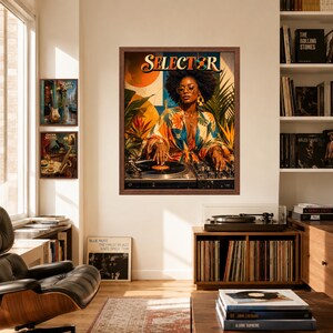 Puede incluir: Una impresi&oacute;n de arte mural enmarcada titulada SELECTOR que muestra a una persona con peinado afro, gafas redondas y una bata floral colorida, operando un tocadiscos de vinilo y un mezclador, rodeada de plantas tropicales y formas circulares.