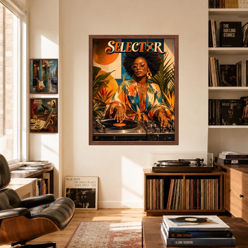 Puede incluir: Una impresi&oacute;n de arte mural enmarcada titulada SELECTOR que muestra a una persona con peinado afro, gafas redondas y una bata floral colorida, operando un tocadiscos de vinilo y un mezclador, rodeada de plantas tropicales y formas circulares.