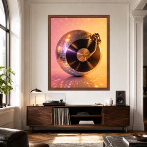 Puede incluir: Una impresi&oacute;n art&iacute;stica enmarcada que muestra una bola de discoteca esf&eacute;rica con un disco de vinilo negro integrado en el centro, junto a un brazo fonocaptor dorado. La composici&oacute;n se sit&uacute;a sobre un fondo degradado c&aacute;lido con reflejos.
