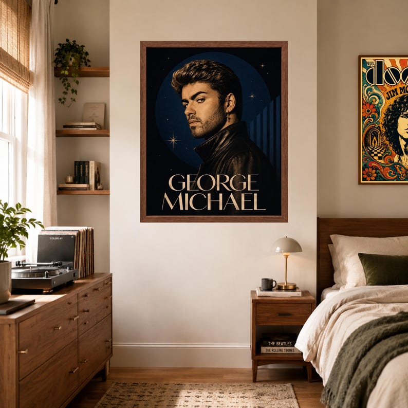 Puede incluir: Un p&oacute;ster de pared rectangular enmarcado que presenta un retrato de George Michael. La obra muestra un fondo azul oscuro con detalles de estrellas, una chaqueta de cuero y el texto GEORGE MICHAEL en una fuente serif clara y negrita abajo.