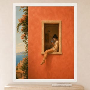 K&ouml;nnte beinhalten: Ein gerahmter Wandkunstdruck, der eine Person zeigt, die im Fensterrahmen eines leuchtend orangefarbenen Geb&auml;udes sitzt. Die Szene umfasst den Blick auf eine K&uuml;stenstadt mit blauem Wasser und gr&uuml;nen Ranken mit orangefarbenen Bl&uuml;ten. Die Person schaut auf ein Smartphone.