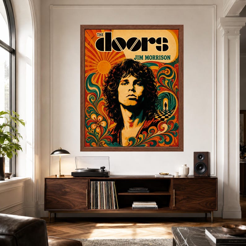 Op de afbeelding: Een ingelijste rechthoekige wandposter met een portret van Jim Morrison en de tekst THE DOORS en JIM MORRISON. Het kunstwerk toont een levendige, psychedelische achtergrond in oranje, geel en blauwgroen met bloemmotieven en een zonmotief.