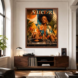 Puede incluir: Una impresi&oacute;n art&iacute;stica enmarcada que muestra a una persona con peinado afro y una t&uacute;nica con estampado floral colorido, de pie detr&aacute;s de un tocadiscos y una mesa de mezclas. La palabra SELECTOR est&aacute; impresa en letras grandes de color naranja.