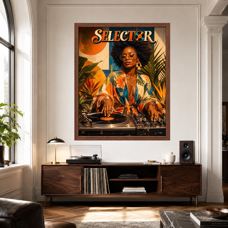 Puede incluir: Una impresi&oacute;n art&iacute;stica enmarcada que muestra a una persona con peinado afro y una t&uacute;nica con estampado floral colorido, de pie detr&aacute;s de un tocadiscos y una mesa de mezclas. La palabra SELECTOR est&aacute; impresa en letras grandes de color naranja.