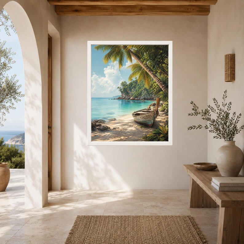 Puede incluir: Una impresi&oacute;n de arte mural enmarcada que representa una escena de playa tropical con un bote de madera desgastado en la arena, rodeado de exuberantes palmeras verdes, acantilados rocosos y agua azul clara bajo un cielo brillante con nubes.