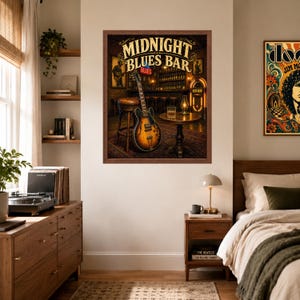 Puede incluir: Una impresi&oacute;n art&iacute;stica enmarcada titulada Midnight Blues Bar que muestra una guitarra el&eacute;ctrica de cuerpo hueco, un taburete de bar de madera, una mesa redonda peque&ntilde;a con un vaso de l&iacute;quido &aacute;mbar y una gramola en un bar con luz tenue.