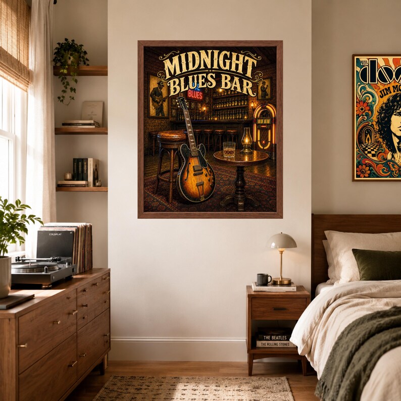 Puede incluir: Una impresi&oacute;n art&iacute;stica enmarcada titulada Midnight Blues Bar que muestra una guitarra el&eacute;ctrica de cuerpo hueco, un taburete de bar de madera, una mesa redonda peque&ntilde;a con un vaso de l&iacute;quido &aacute;mbar y una gramola en un bar con luz tenue.