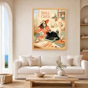 Pu&ograve; includere: Una stampa d'arte incorniciata intitolata Spell Check che raffigura uno scheletro con un cappello da strega e uno scheletro in abito vicino a una macchina da scrivere con un gatto nero sopra. La scena include libri, fogli e una tazza su un tavolo.