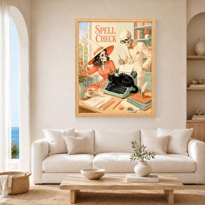 Pu&ograve; includere: Una stampa d'arte incorniciata intitolata Spell Check che raffigura uno scheletro con un cappello da strega e uno scheletro in abito vicino a una macchina da scrivere con un gatto nero sopra. La scena include libri, fogli e una tazza su un tavolo.
