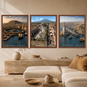 K&ouml;nnte beinhalten: Ein Set aus drei gerahmten Wandbildern mit historischen Stadtansichten. Das linke Bild zeigt Karthago 220 v. Chr., das mittlere Pompeji 79 n. Chr. und das rechte Alexandria 220 v. Chr. Jedes Bild ist in einem braunen Holzrahmen gefasst.