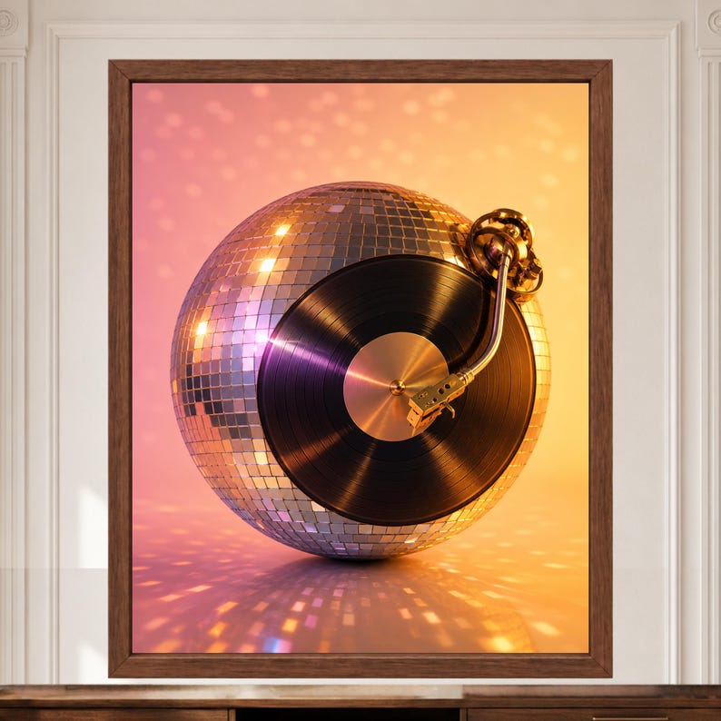 Puede incluir: Una impresi&oacute;n de arte mural enmarcada que muestra una bola de discoteca esf&eacute;rica con un disco de vinilo negro integrado en el centro. Un brazo de tocadiscos dorado descansa sobre el disco. La composici&oacute;n tiene un fondo degradado rosa y naranja.