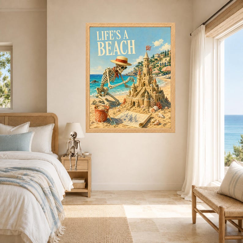 Puede incluir: Una impresi&oacute;n de arte mural enmarcada que muestra un esqueleto con sombrero de paja construyendo un castillo de arena en una playa. El texto LIFE'S A BEACH aparece en la parte superior. La escena incluye un cubo rojo, conchas y un plano.