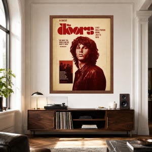 Pu&ograve; includere: Un poster da concerto incorniciato dei The Doors con un ritratto di Jim Morrison in tonalit&agrave; rosso e crema. Il testo recita In Concert, The Doors, Live! Hollywood Bowl July 5 1970 e We Want The World And We Want It Now, Jim Morrison.