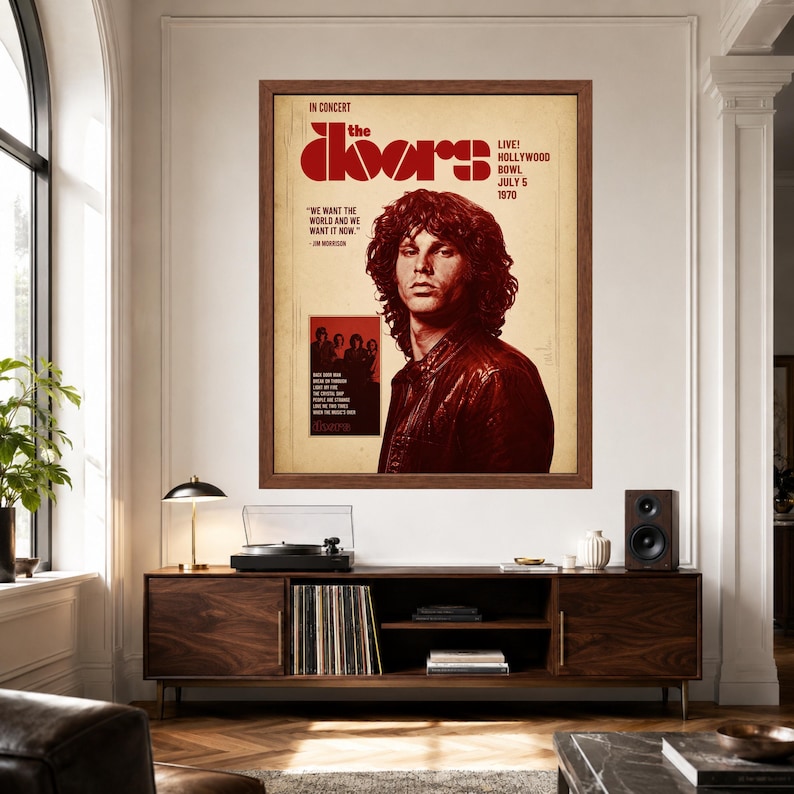 Pu&ograve; includere: Un poster da concerto incorniciato dei The Doors con un ritratto di Jim Morrison in tonalit&agrave; rosso e crema. Il testo recita In Concert, The Doors, Live! Hollywood Bowl July 5 1970 e We Want The World And We Want It Now, Jim Morrison.