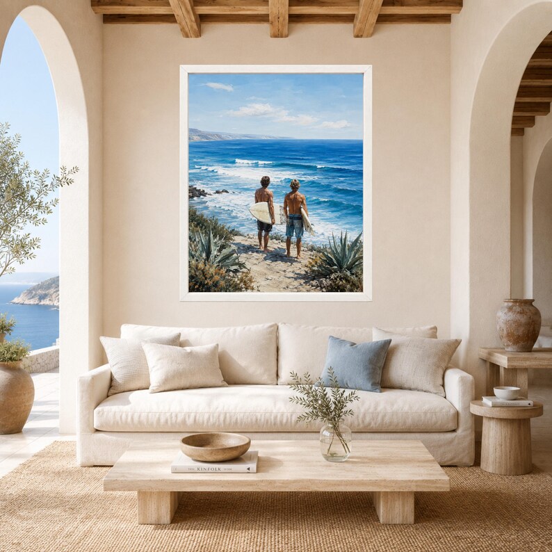 Puede incluir: Una impresi&oacute;n de arte mural enmarcada que representa a dos personas de pie en un acantilado costero con tablas de surf, mirando hacia un oc&eacute;ano azul. La escena muestra terreno rocoso, vegetaci&oacute;n verde y un cielo despejado en estilo realista.