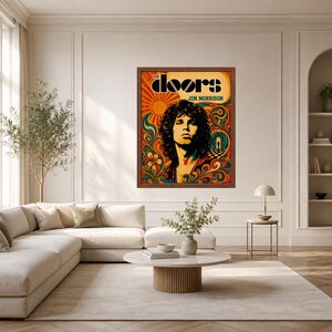 Op de afbeelding: Een ingelijste rechthoekige wandkunstprint met een portret van Jim Morrison en de tekst The Doors en Jim Morrison. Het kunstwerk toont een levendig psychedelisch ontwerp met wervelende patronen, bloemmotieven en een zonnestraal in oranje, geel en blauwgroen.